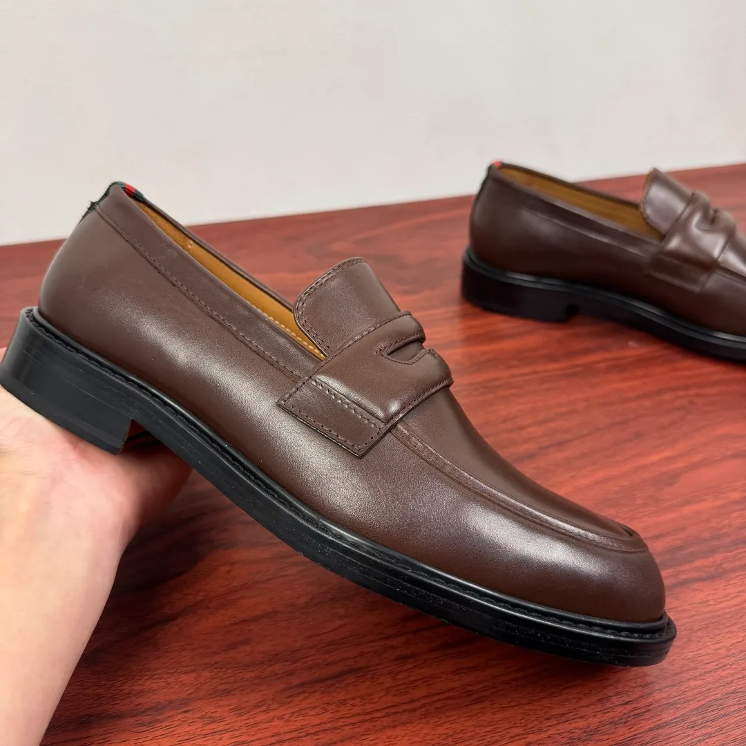 Batch 980 Gucci/Gucci new men's solid color leather loafers! These elegant loafers are crafted from soft glossy cowhide and are available in two styles. The upper is decorated with genuine leather buckles, adding low-key and unique logo pattern elements. Simple style design. Classic European and American last style. Standard style. Red and green webbing decoration on the heel embellishes brand style details. Select high-quality leather, look at the details for textured workmanship, dyed calfskin lining, uniform and delicate pores, soft and comfortable. Thickened leather outsole, composite rubber bottom sheet at the heel, excellent foot comfort, wear-resistant and non-slip, the first choice for light luxury, versatile for footwear, and comes with a full set of packaging! Size: 39-40-41-42-43-44 leather shoe size (38.45.46 can be customized) Item number: 812168 Leather surface coffee color